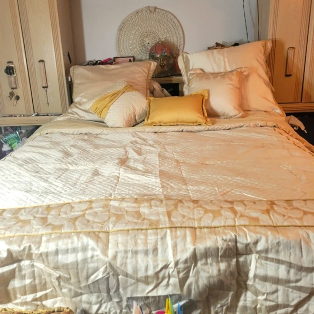Elegant Cream & Gold Demask Luxury Bedding Set Queen Quilt, 2 Shams, 5 Pillows