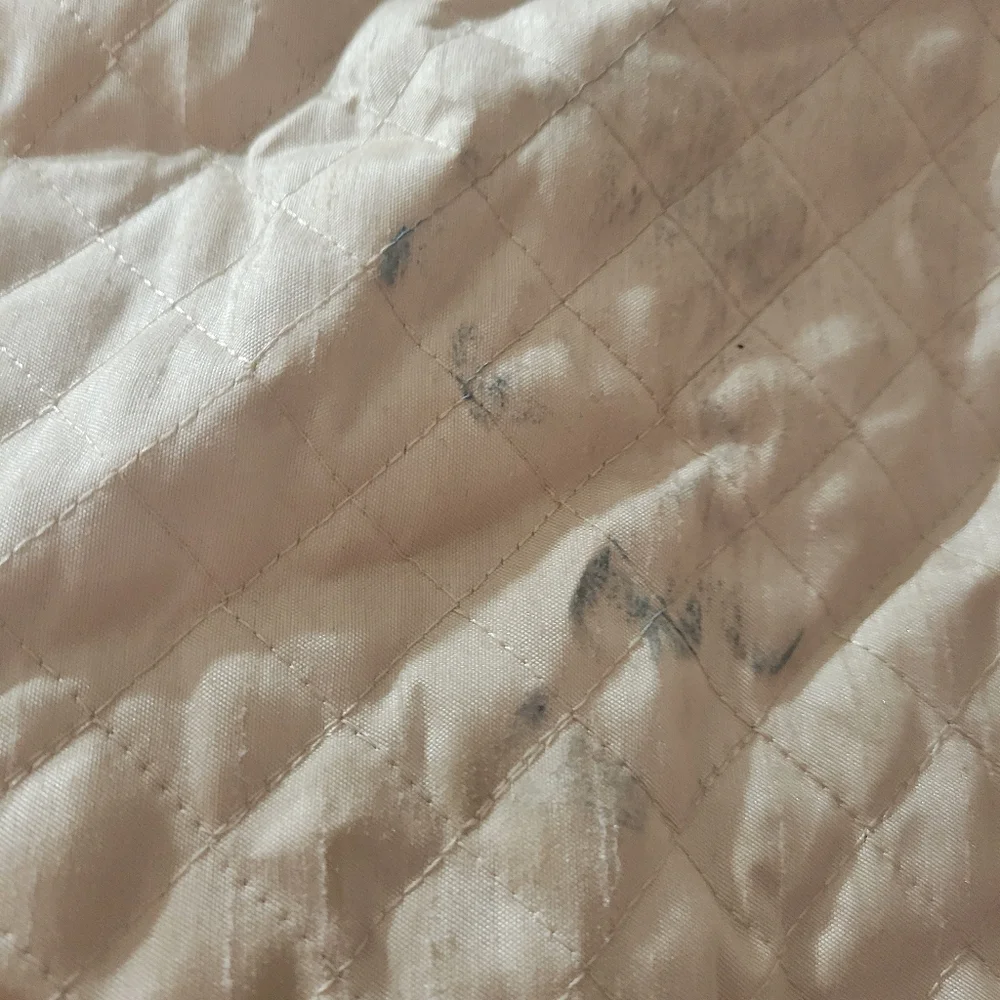 Elegant Cream & Gold Demask Luxury Bedding Set Queen Quilt, 2 Shams, 5 Pillows
