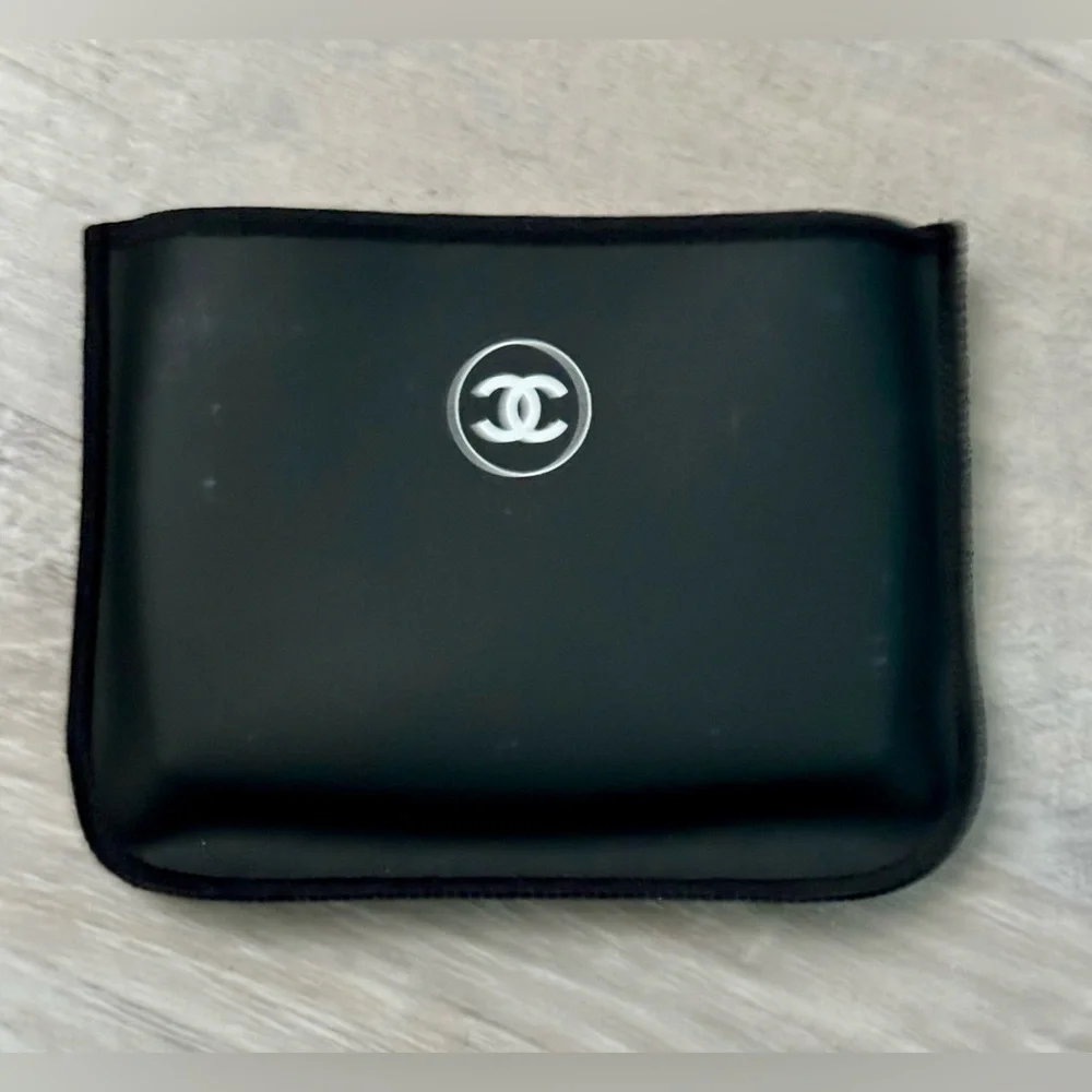 CHANEL LE BLANC COMPACT. BRIGHTENING COMPACT FOUNDATION LONG-LASTING RADIANC