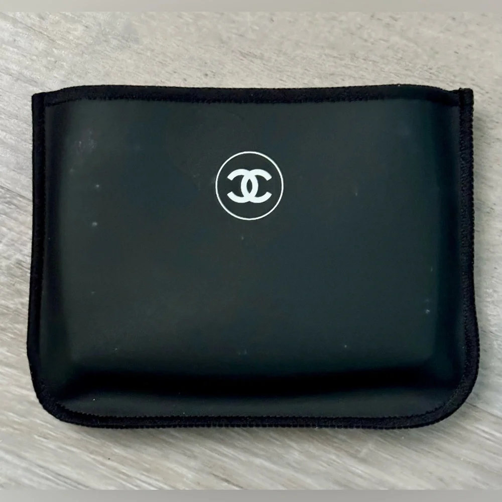 CHANEL LE BLANC COMPACT. BRIGHTENING COMPACT FOUNDATION LONG-LASTING RADIANC