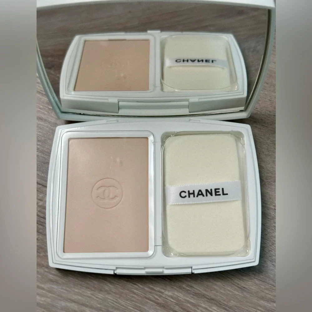 CHANEL LE BLANC COMPACT. BRIGHTENING COMPACT FOUNDATION LONG-LASTING RADIANC