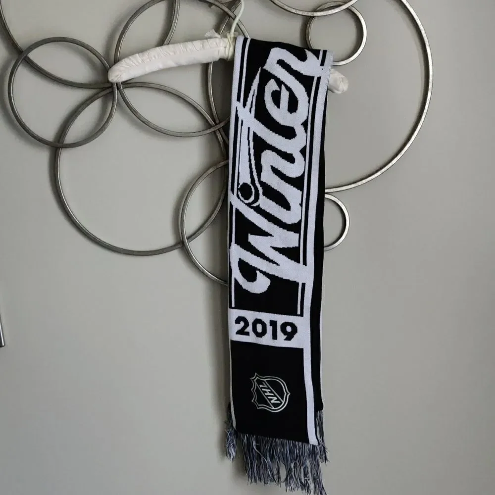 NWT Winter Classic at Notre Dame Chicago Blackhawks scarf
