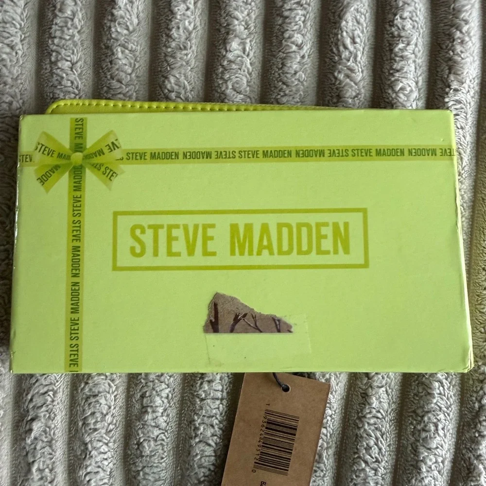 Steve Madden‎ Lemon Bzippy Boxed Wallet Neon Yellow Zip Around SLG-1100 NIB